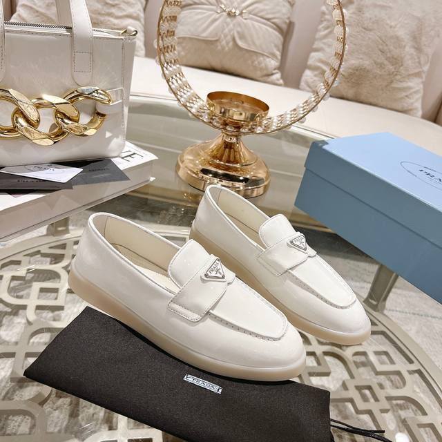 prada 普拉达春夏新款一脚蹬乐福鞋！ 金属三角形徽标展现品牌标志，上脚无敌舒适的潮牌系列！ 原版一致 面料进口开边珠牛皮和牛反绒，内里羊皮轻盈防滑Tpu耐磨