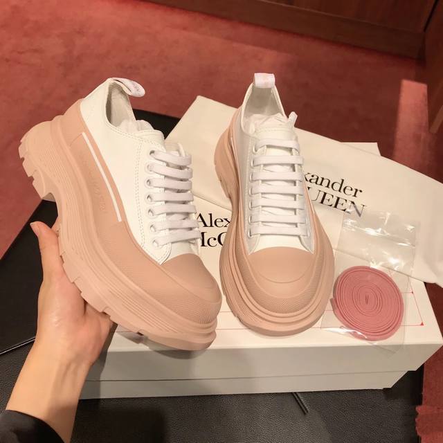 官网同步新色工厂p直销！Alexandermcoueen麦昆男女情侣款最新版本爆款高版本原版1:1 面料：进口丝绸头层牛皮 内里：进口水柒羊皮，牢固耐脏.透气。