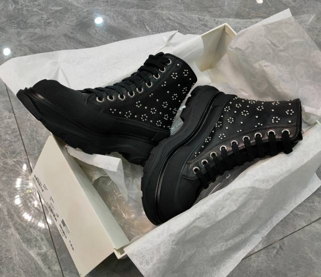 官网同步新色工厂p直销！Alexandermcoueen麦昆男女情侣款最新版本爆款高版本原版1:1 面料：进口牛皮十钉钉 内里：进口水柒羊皮，牢固耐脏.透气。