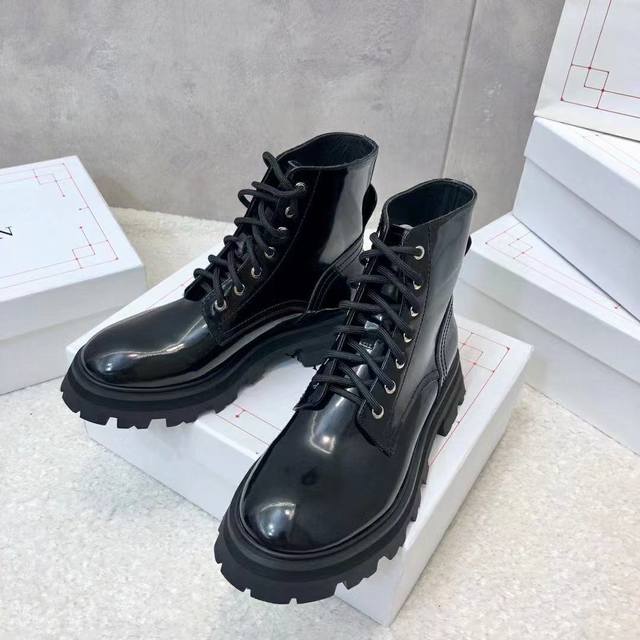 官网同步亚历山大王麦昆。 最新走秀款、厚底马丁靴 火爆开启、震撼上市 亚历山大王麦昆、秋冬炸街款强势来袭、圆头的设计翘度刚好到位、线条流畅的美不胜收、材质工艺设