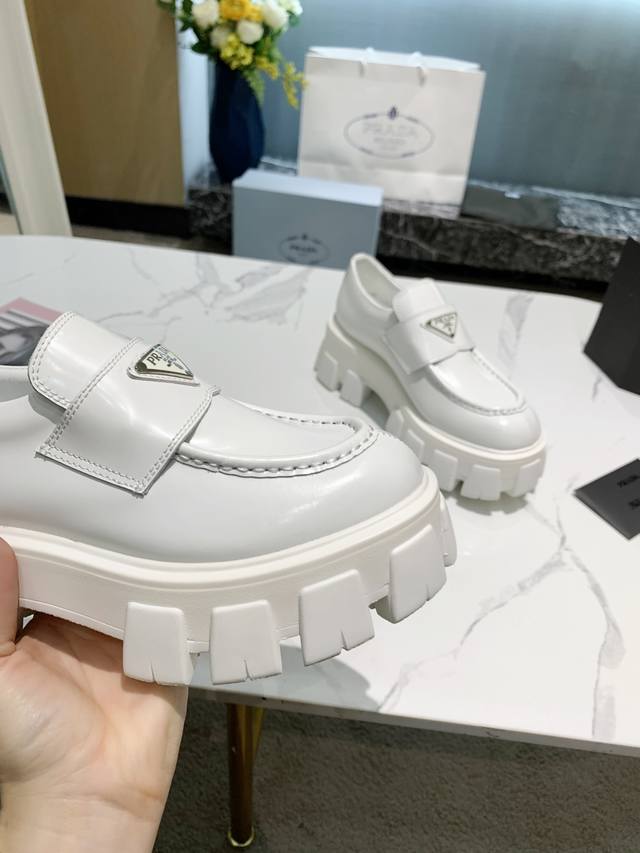 出厂价p 普拉达 春秋新款黑色开边朱漆皮厚底休闲小皮鞋，刘雯众多网红上脚，prad这款松糕厚底鞋今年非常爆，穿上 增高 休闲两不失误，清爽的表现足以表达对鞋子的