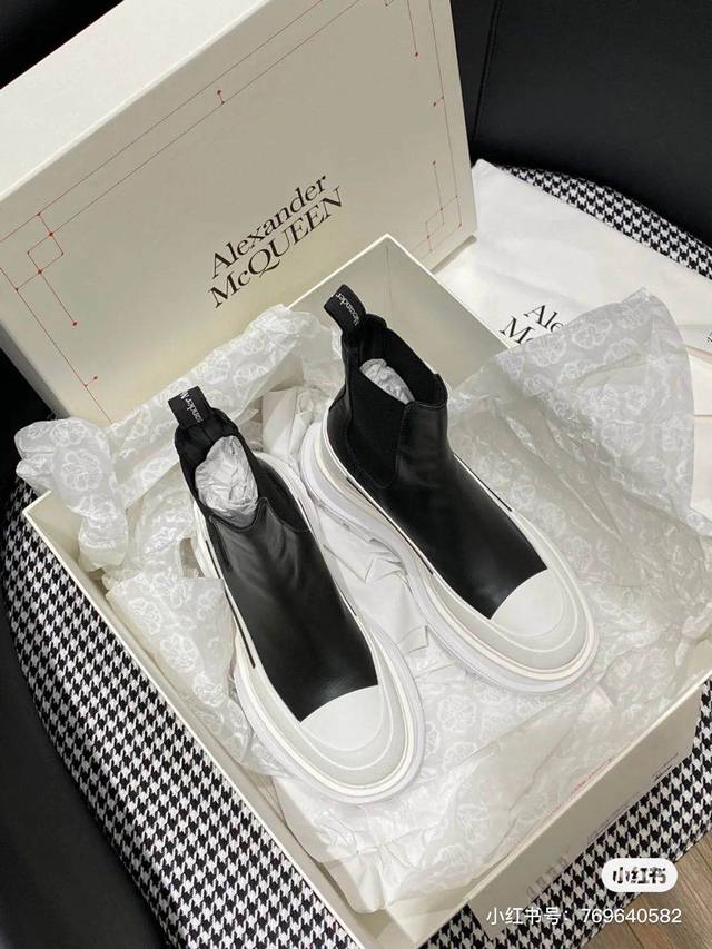 最新Alexander Mcqueen 麦昆 秋冬新款切尔西靴 面料: 进口全粒面牛皮 内里: 水染羊皮 垫脚: 牛皮 码数: 35-45 颜色:全黑 黑白 全