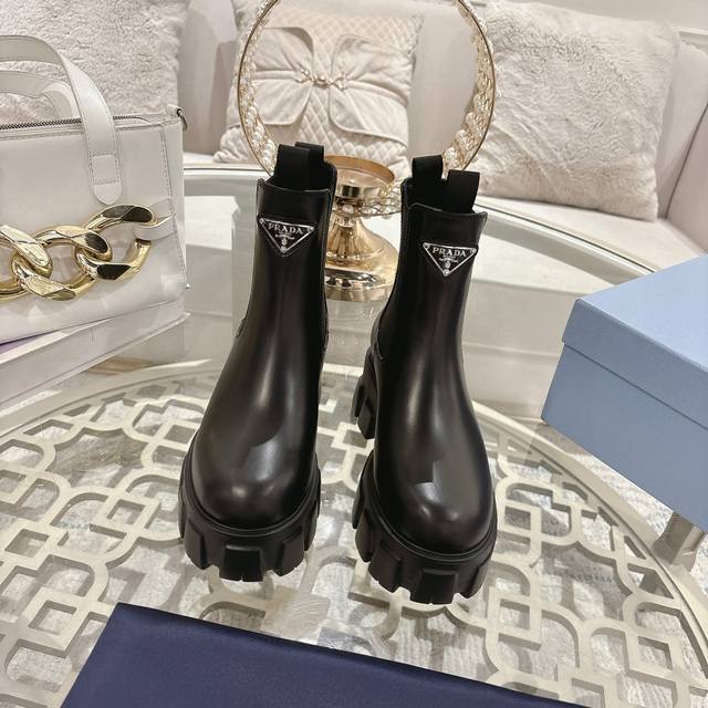 prada 秋冬经典款，采用进口开边珠牛皮面料，羊皮内里，上脚轻便舒适。码数女款，35至41， 。 男款38至45，