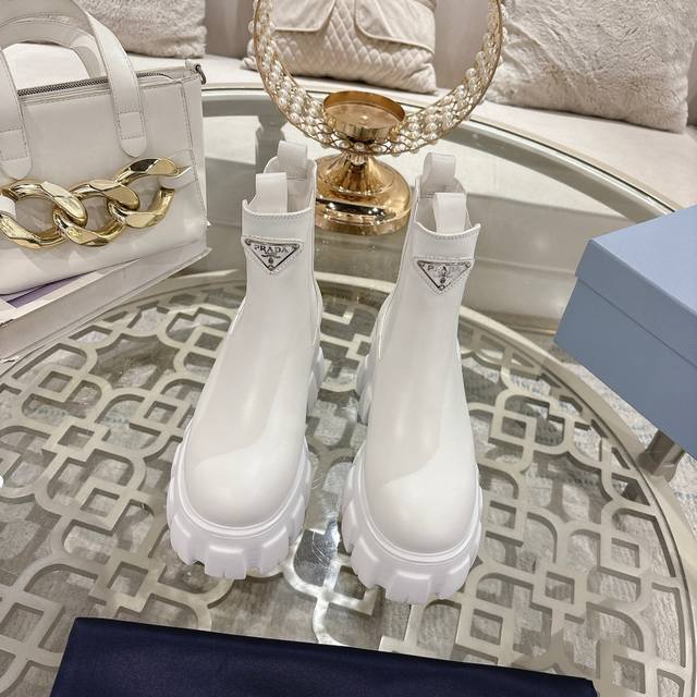 prada 秋冬经典款，采用进口开边珠牛皮面料，羊皮内里，上脚轻便舒适。码数女款，35至41， 。
