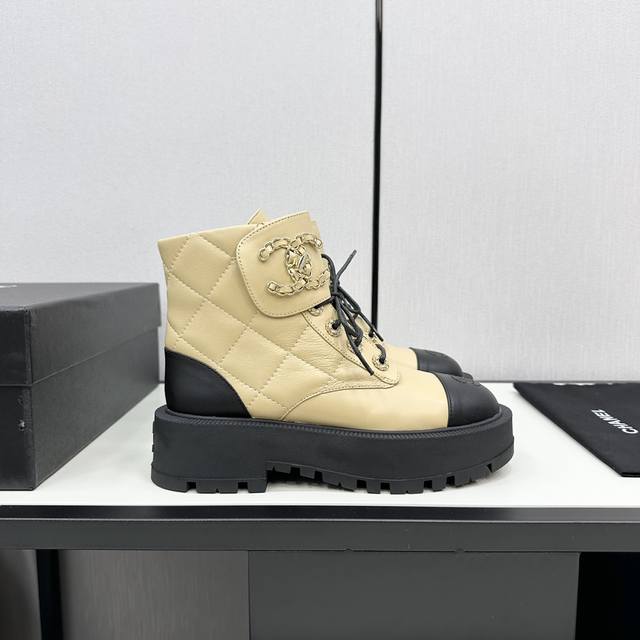 chanel 24B 新款 双C 秋冬马丁 厚底 香奈儿秋冬重工爆款短靴 经典电绣菱格元素和链条元素交织，细节满满！ 小红书力推款，怎么搭配都好看，时髦精必备，