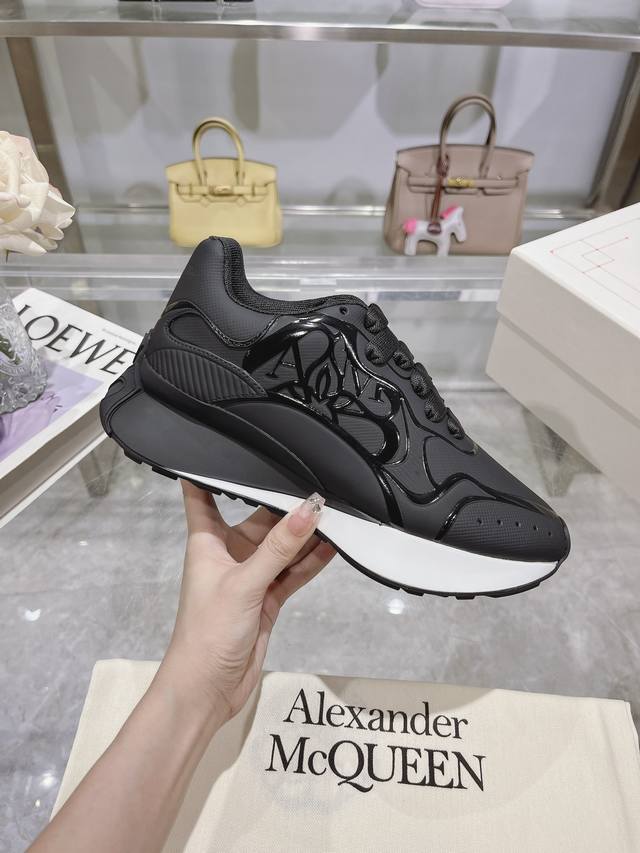 Alexander Mcqueen 亚历山大麦昆 春夏男Sprint运动情侣款 鞋侧面饰有时尚个性字母Seal Logo标志 全皮压花工艺 内里网 牛皮垫脚，不