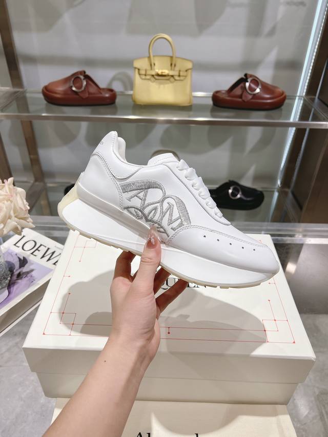 Alexander Mcqueen 亚历山大麦昆 春夏男女Sprint运动情侣款 鞋侧面饰有时尚个性刺绣字母Seal Logo标志 全皮工艺 高版本油边 内里羊