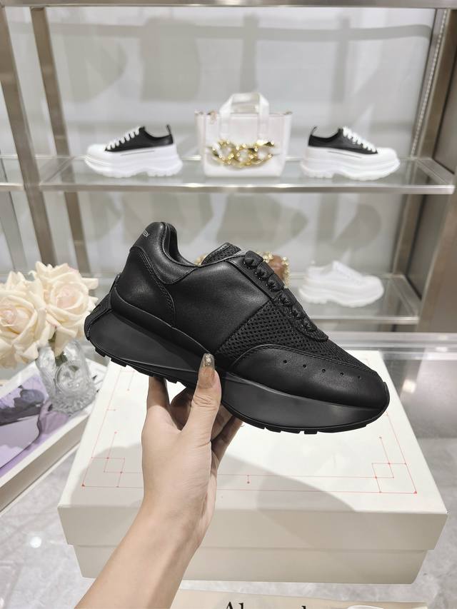 新色官网同步Alexander Mcqueen 亚历山大麦昆 春夏男Sprint运动情侣款 鞋侧面饰有时尚个性字母Seal Logo标志 全皮工艺 高版本油边