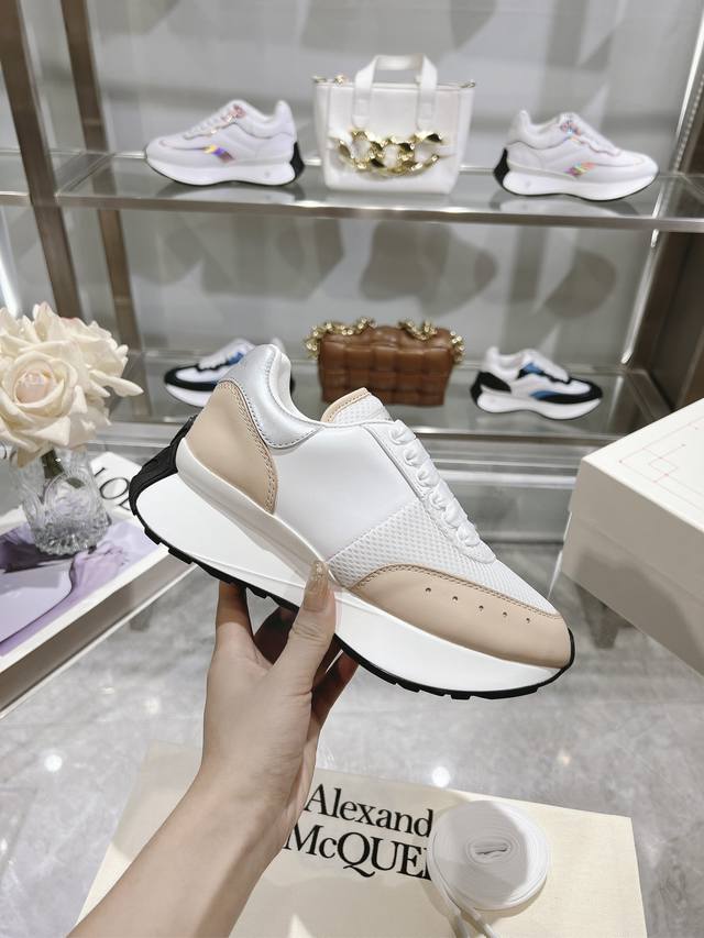Alexander Mcqueen 亚历山大麦昆 春夏男Sprint运动情侣款 鞋侧面饰有时尚个性字母Seal Logo标志 全皮十网面工艺 高版本油边工艺 内