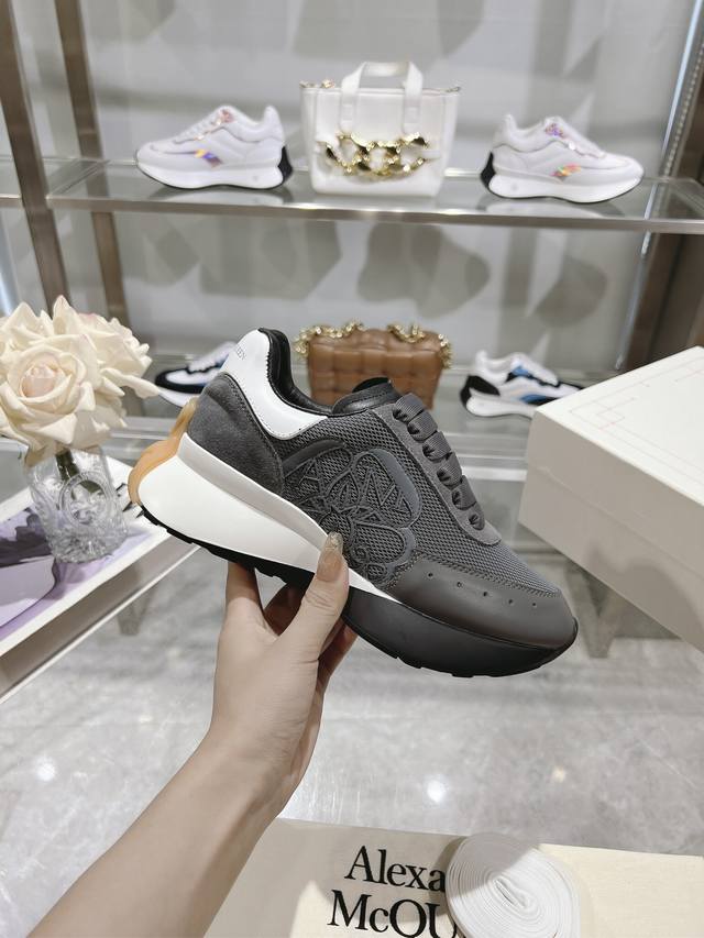 Alexander Mcqueen 亚历山大麦昆 春夏男Sprint运动情侣款 鞋侧面饰有时尚个性字母Seal Logo标志 全皮十网面工艺 内里羊皮 牛皮垫脚