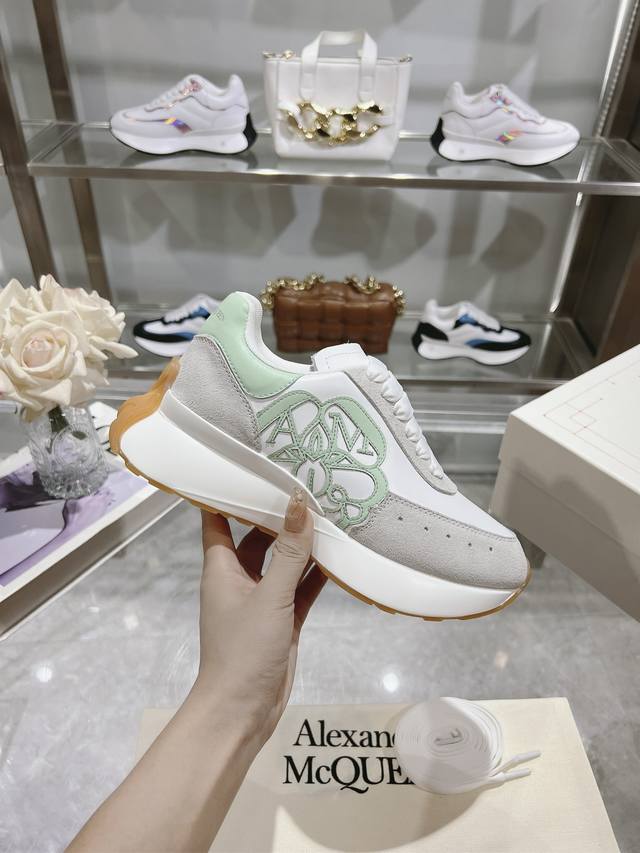 Alexander Mcqueen 亚历山大麦昆 春夏男Sprint运动情侣款 鞋侧面饰有时尚个性字母Seal Logo标志 全皮压花工艺 内里网 牛皮垫脚，不