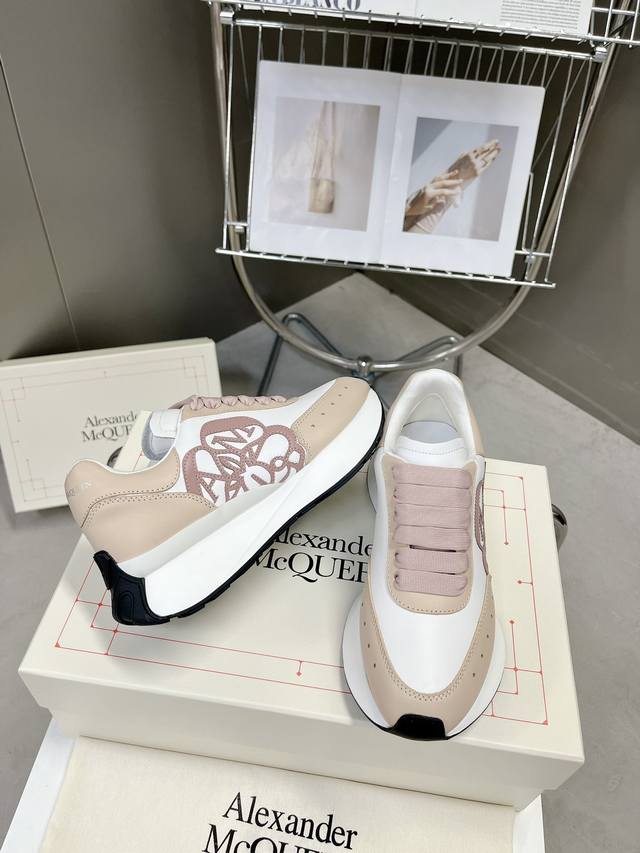 官网同步Alexander Mcqueen 亚历山大麦昆 春夏男Sprint运动情侣鞋 鞋侧面饰有时尚个性字母Seal Logo组合雕花标志 内里网 牛皮垫脚，