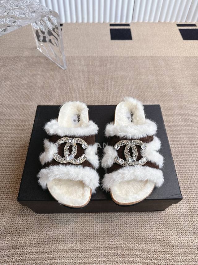 Chanel X Birkenstock 罗意威X勃肯鞋毛毛鞋 博肯皮革绒面双扣时尚休闲平底鞋 牛皮绒面革质地柔软搭配可调节鞋扣提升穿着舒适度⑤ 人体工学设计分