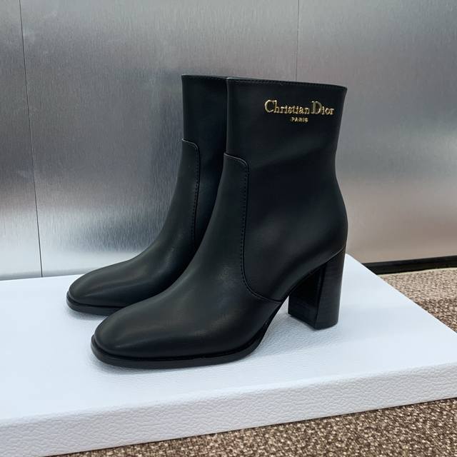 工厂p价p Dior 迪奥 秋冬新款D-Town系列朋克风粗跟女靴 明星同款Cd字母Logo五金扣机车马丁靴 高跟方头侧拉链骑士短靴 材质：鞋面进口全粒面小牛皮