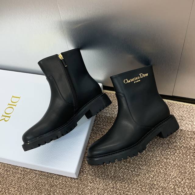 工厂p价p Dior 迪奥 秋冬新款D-Town系列朋克风低跟女靴 明星同款Cd字母Logo五金扣机车靴 厚底圆头侧拉链骑士短靴 材质：鞋面进口全粒面小牛皮+水