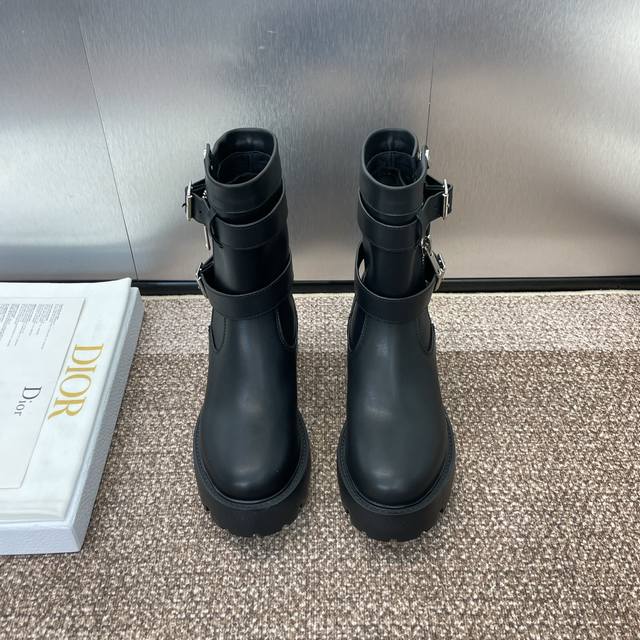 工厂p价p Dior 迪奥 秋冬新款D-Major系列朋克风女靴 明星同款Cd字母Logo五金皮带扣侧拉链机车靴 粗跟厚底圆头一脚蹬骑士短靴 材质：鞋面进口全粒