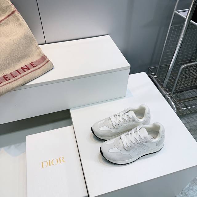 高品质出厂女 男 ！顶级品质情侣款！Dior 迪奥2025Ss秋冬新款学院风时尚厚底系带休闲鞋德训鞋运动鞋！ 原版购入开发做货，精心制作。鞋面拼接设计风格搭配超