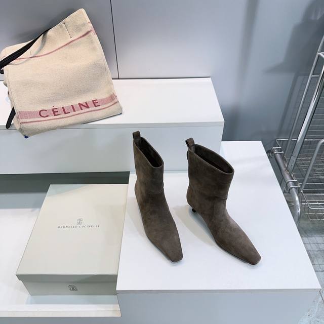 高品质出厂皮面 ！绒面 ！顶级品质！Brunello Cucinelli Bc 2025Ss秋冬简易小方头猫跟直筒短靴、秋冬系列新品！ 强推 显高又显腿的绝绝子