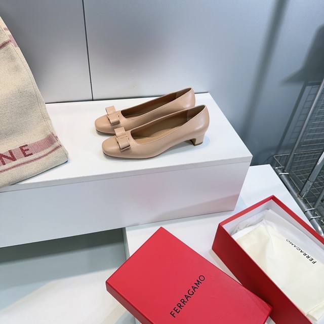 高品质出厂 ！原版渠道！代购级别Sf Salvatore Ferragamo 菲拉格慕25秋冬新品方头粗跟单鞋！经典万年不败款！标志性蝴蝶结皮扣！粗跟方头单鞋以