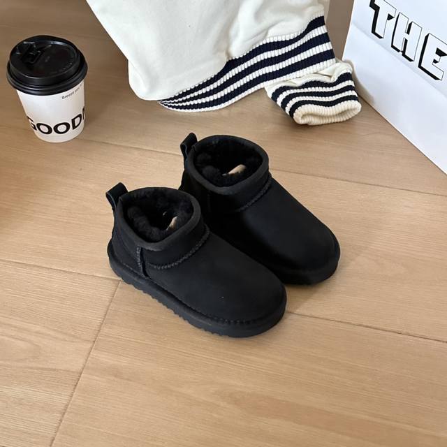 Ugg儿童周冬雨同款秋冬经典Mini短靴舒适短筒 鞋口别致设计 Mini小巧 采用A级隆丰皮毛一体 耐磨防滑大底 Size：25-34 双码