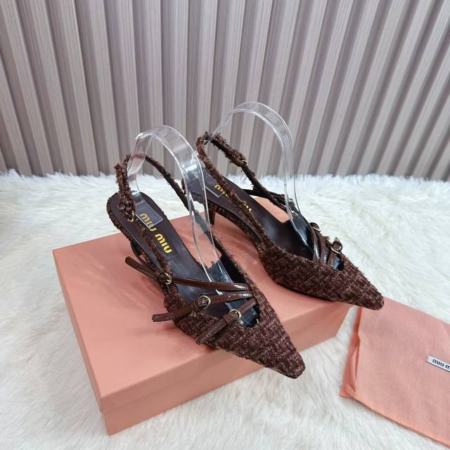 工厂 2025 新款新品 Miu Miu 全新超美装饰搭配,时尚淑女气质十足 双色拼接 又不乏美艳色彩,外侧附带弹力象巾 上脚非常方便意大利引进的原版楦头是最新