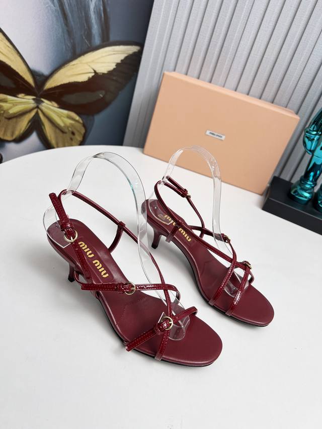 工厂 新款新品 Miu Miu 全新超美装饰搭配,时尚淑女气质十足 双色拼接 又不乏美艳色彩,外侧附带弹力象巾 上脚非常方便意大利引进的原版楦头是最新楦、出来形