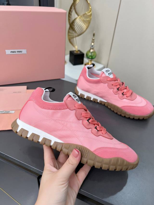 miumiu 缪缪2025早春新品科技面料和绒面小牛皮轮胎运动鞋情侣款35--45 该轮胎纹底结合了优雅和运动功能。动态、柔韧且耐用的橡胶鞋底让人想起轮胎的图案