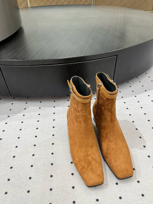 新品发售 ★面料 羊反绒 内里 透染牛皮 鞋底 牛皮大底 优雅风格 创造不一样的感觉 跟高 5 Cm 专柜包装 简约气质款式！ 市场顶级 Show Bdetai