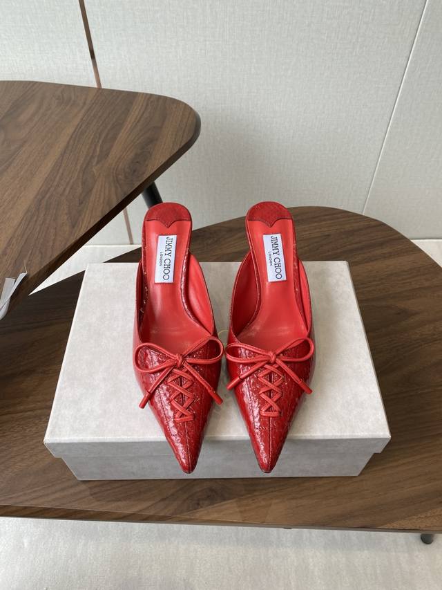 Jimmy Choo 25Ss 春夏 系列Jc新款 高跟凉鞋 模糊鞋履与珠宝配饰之间的界线 鲜明 Jimmy Choo 风格设计。 精美上优美悬垂，宛如为纤足戴