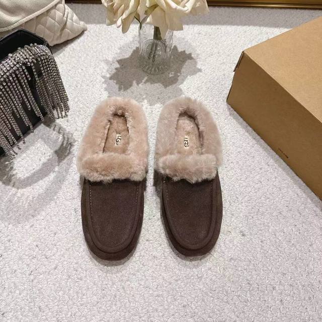 出厂 顶级版本 Ugg 2025秋冬新款 便鞋新生系列 安思丽穆勒鞋 时尚舒适浅口平底一脚蹬休闲乐福鞋 经典翻毛牛皮搭配10毫米羊毛里衬 鞋内底 翻毛领 茸软舒