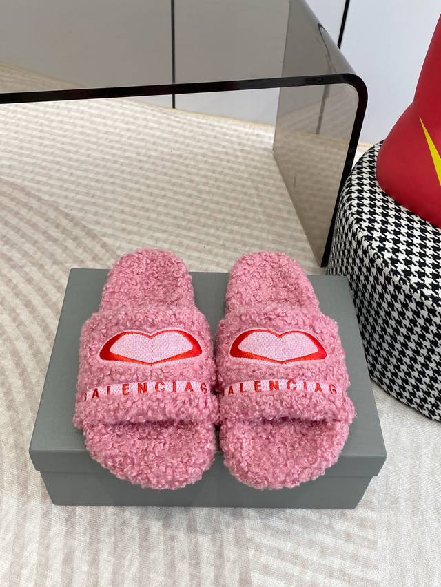 出厂 顶级版本 Balenciaga 巴黎世家25Ss 秋冬潮品 毛拖 鞋面字母图案、电绣徽标刺绣工艺！高级感满满当当！上脚特别漂亮 面料：羊卷毛 非常柔软舒适