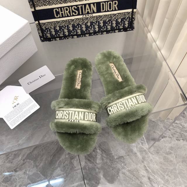 cd毛拖绣花拖鞋系列 顶级版本 这款平底系列是今年爆款 同步专柜 鞋面条带花纹繁复设计 经过电脑5D扫描 还原Zp40:1精美纹理 凹凸质感！ 面料采用5D电绣