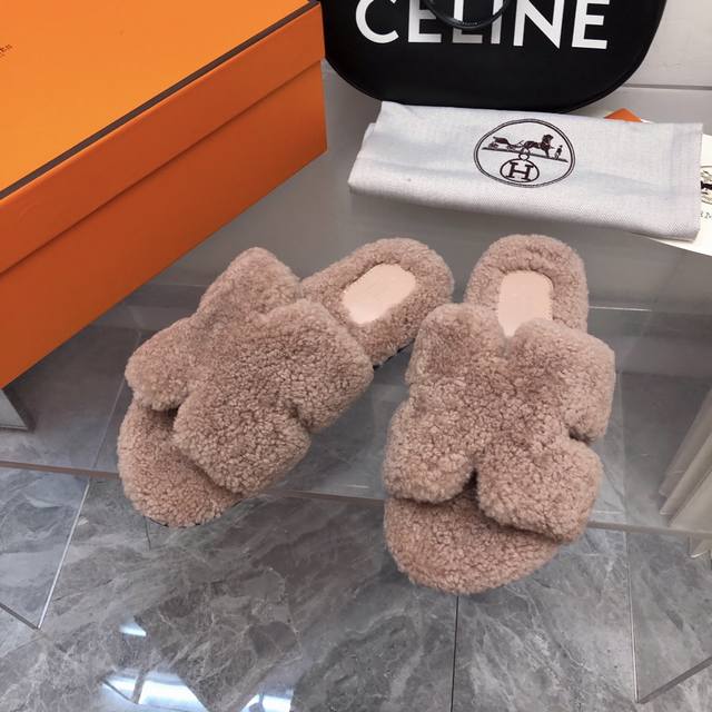 fw25 New Arrival～ H家2025秋冬 情侣款毛拖 皮毛一体卷糕羊毛材质，超Nice 版型是男款H拖衍生过来的，鞋型微宽一点，脚感舒服不止一点点！