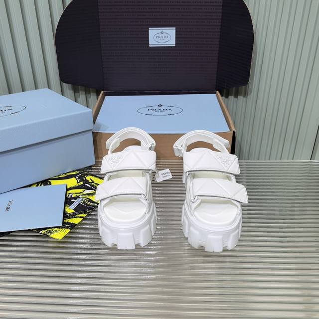莞产代购级 官网同步盒包装 prada 新款 厚底增高 凉鞋鞋穿起来特别方便，出门换鞋不用弯腰不用系鞋带，穿上就走，春夏秋三季可穿 我这个懒人就 很喜欢气 这双