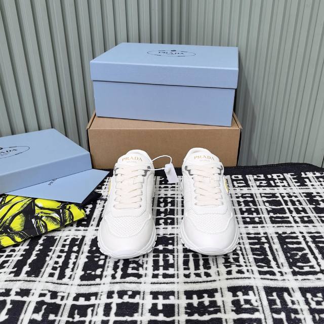 东莞代购级 官网同步盒包装 prada 普拉达 25Ss 春夏新款 德训鞋 休闲鞋 精工制造，缝线均匀，皮质质感一览无余，多色拼接，时尚大方，柔软舒适透气，外侧