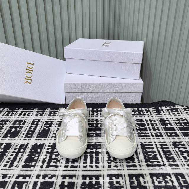 Dior Lucky到了迪奥设计师真的太懂女生夏天的需求了这次的新品Lucky薄底鞋就像她的名字一样可爱！薄底＋浅口设计让整双鞋非常轻盈好穿 缎面材质真的很少见