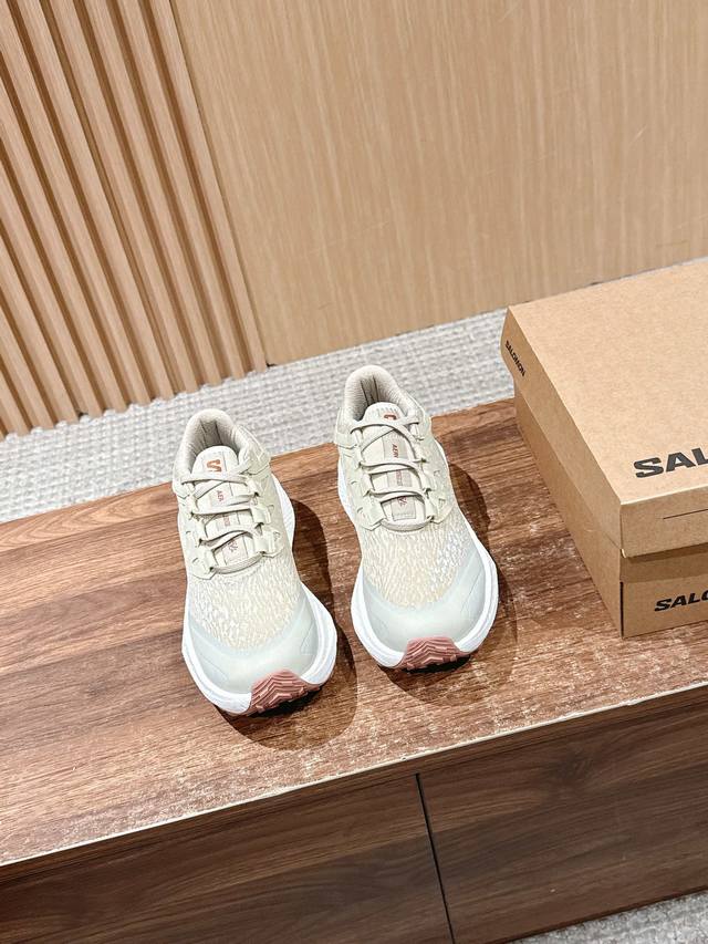 Salomon 萨洛蒙新款Aero Glide3 Grvl跑鞋 Salomon 的产品以卓越的品质和独特的设计著称，注重产品的功能性和耐用性，同时兼顾时尚感。