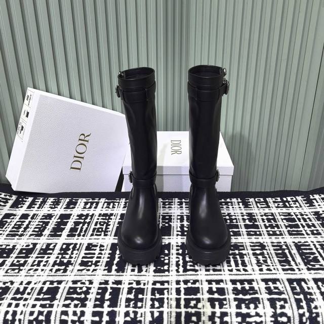 Dior迪奥秋冬最新走秀款 马丁靴 超多明星网红种草、鞋面采用原版小牛皮 原版定制靴筒 拉链设计穿着更加人性化 材质内里垫脚原版进口牛皮、意大利进口原版五金扣