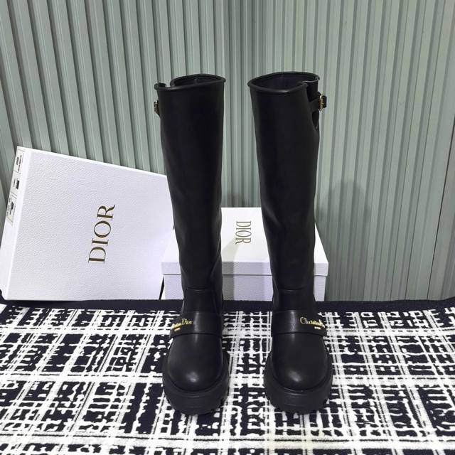 Dior迪奥秋冬走秀款套脚靴、超多明星网红种草、鞋面采用原版牛皮开边珠，原版定制靴筒，材质内里垫脚原版进口牛皮、意大利进口原版五金扣经过多重工序 用无可比拟的精