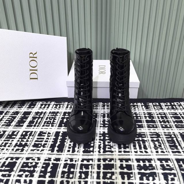 迪奥显瘦靴子秋冬百搭单品切尔西短靴马丁靴 这双新款靴子绝对是冬天必备单品了，非常的保暖！又不会显臃肿 上脚非常时尚！深受时髦精喜爱高品质 Size：35-39