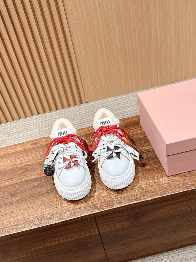 毛里 Miu Miu＃缪缪秋冬新款 厚底 休闲小白鞋 羊毛饼干鞋 简约造型，超轻原版开模鞋底，脚感妥妥满分 好穿好搭，增高6Cm 饼干鞋的热度真的是只增不减的