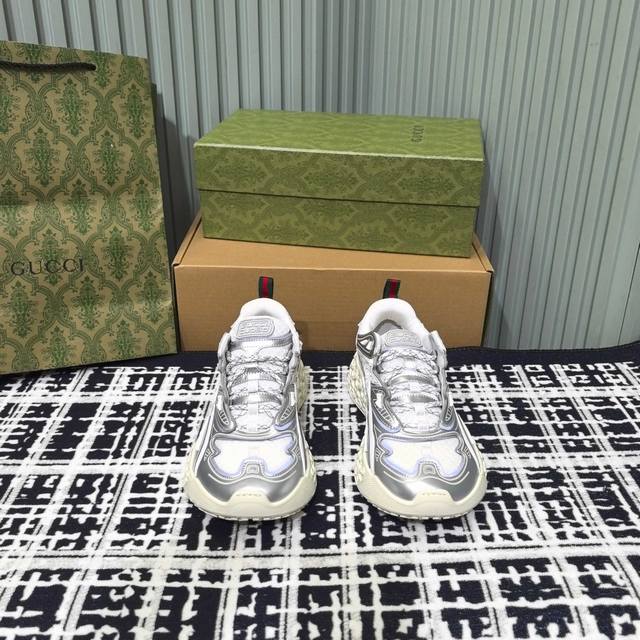 Gucci 3D系列运动鞋直接炸场！银、灰、黑三色拿捏不同风格，银色未来感拉满，灰色低调藏细节，黑色经典永不出错。 鞋型设计自带潮流基因，搭配性拉满，不管是运动