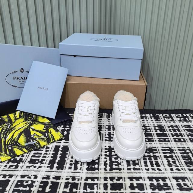 莞产代购级 官网同步飞机盒 全套包装 prada普拉达 24Ss 厚底 羊毛休闲鞋 这款运动鞋延续经久不衰的轮廓，是新款经典单品 采用进口精心制作， 提升格调