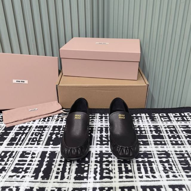 代购级别 Miumiu 25Ss 秋冬最新走秀款 乐福鞋 官网同步盒包装 超多明星网红种草 秀款出镜率超高的单品 这几年老钱风穿搭超级 这款乐福鞋也不例外 简约