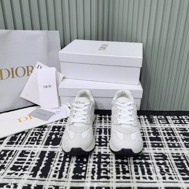 顶级版本 情侣款 Dior迪奥C'est系列 情侣款 厚底 休闲运动鞋 原版购入开发 做货 这款 C'est Dior 运动鞋设计醒目时尚。采用白色牛皮革等材质