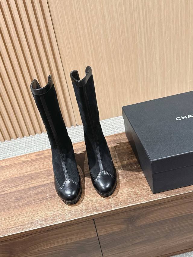 Chanel 香奈儿新品爆款圆头粗跟马丁靴 超级好穿又百搭的款式市面最高版 简约款更多的心思会花在面料和鞋型上要做到秀气有线条感同时又兼具包腿效果走实力推荐！