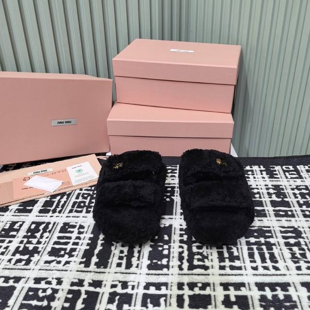 缪缪新款羊毛拖鞋 搭扣款羊毛拖鞋，秋冬闭眼入单品 好穿好看，保暖又洋气，且不挑脚型！ 皮毛一体羊羔毛材质，真才实料 Size：35-39 40 41定制不退换