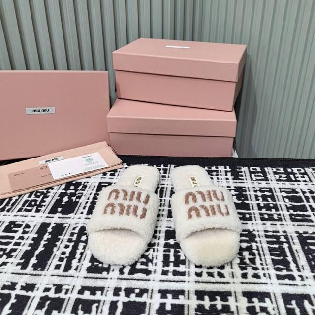 Miu Miu 缪缪秋冬新款毛毛拖 百搭时髦单品！不管居家还是外穿都是品味的象征性！秋冬搭配袜子 那更是太绝太绝了 进口澳洲真羊毛，手感细腻柔软丝滑 大底是成型