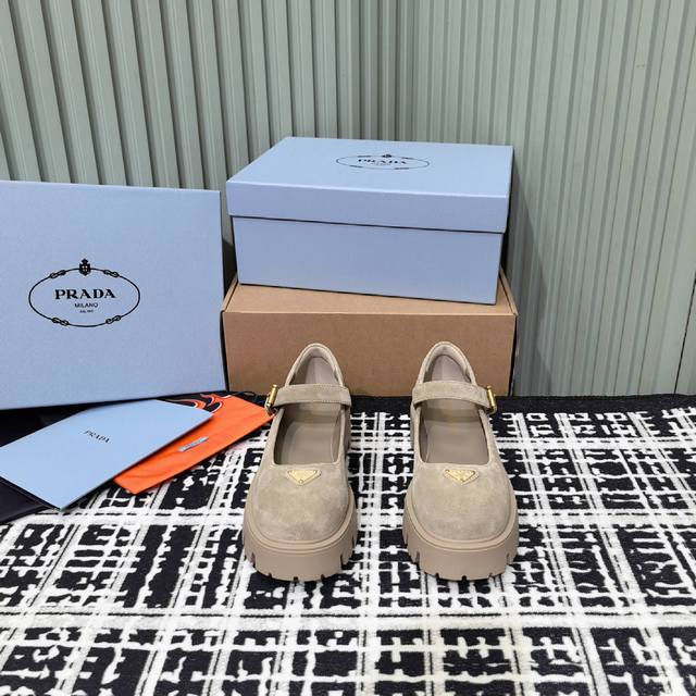 莞产代购级版 prada 超火 厚底玛丽珍 Monolith鞋履的几何设计和大胆廓形为此款亮面皮革玛丽珍鞋赋予全新风格。混搭风格的鞋履结合经典线条和大胆细节，灵