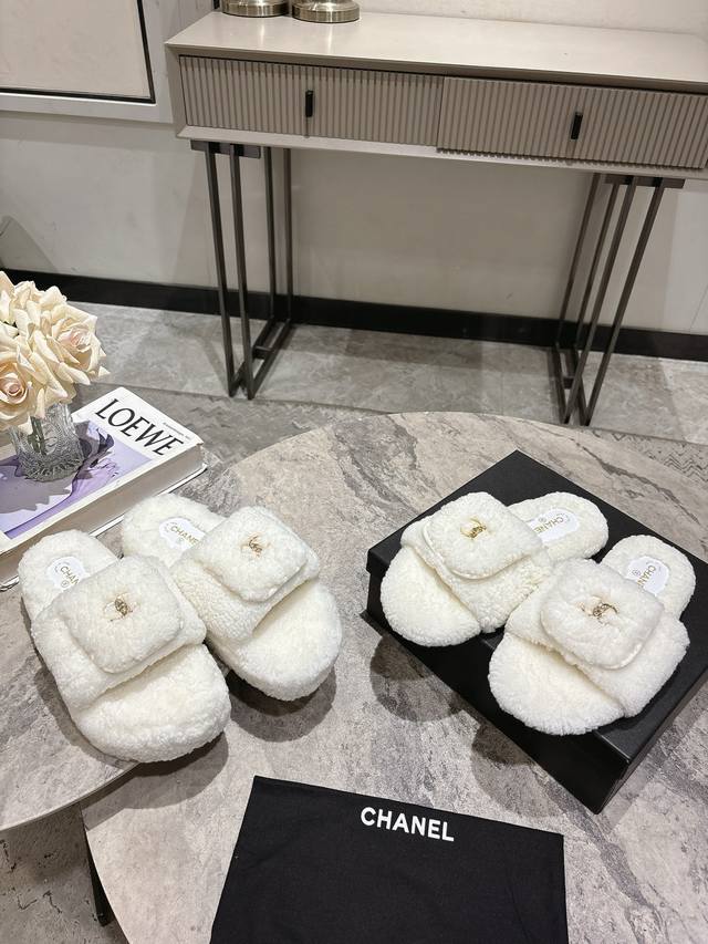薄底 ，厚底 。 Chanel香奈儿秋冬最新款双C口袋毛拖～ 超多明星网红种草 这双毛拖也是好好看 小包包设计细节感拉满 经典双C Logo图案 品牌辨识度极高